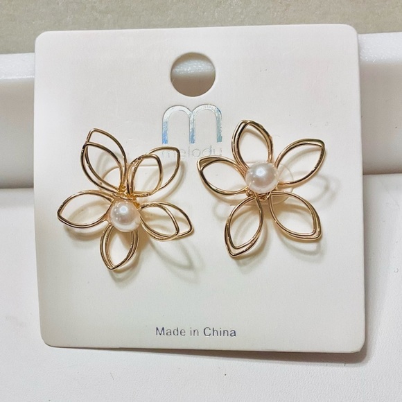 💜3/$30 Pearl 3D Gold Wire Flower Stud Earrings - Picture 9 of 11
